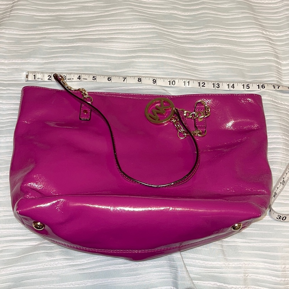 Adds a great pop of color to any outfit. Good size shoulder bag.